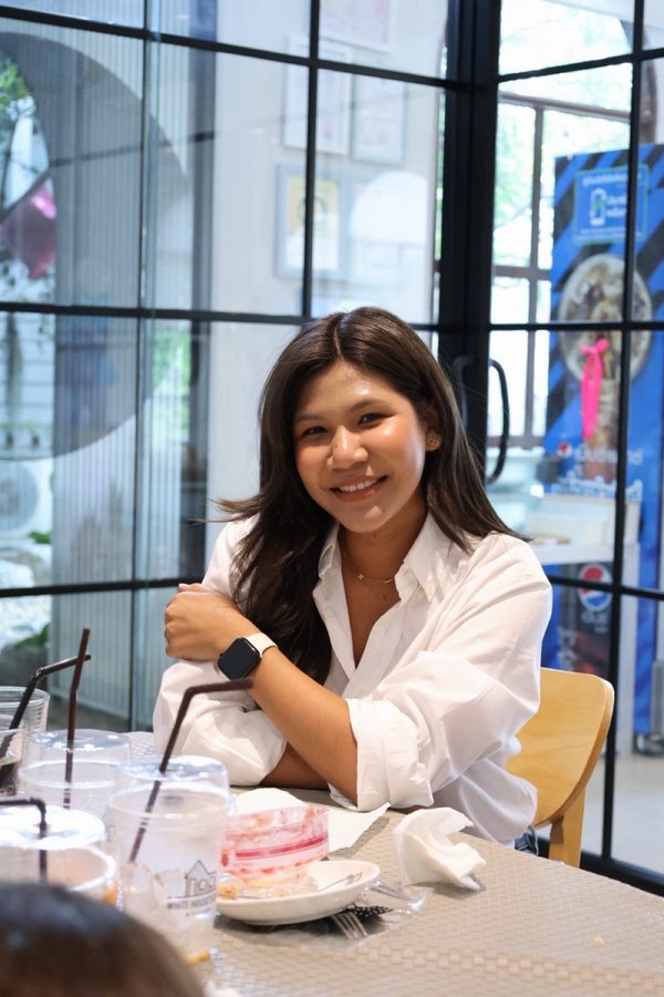 Ploy at a cafe